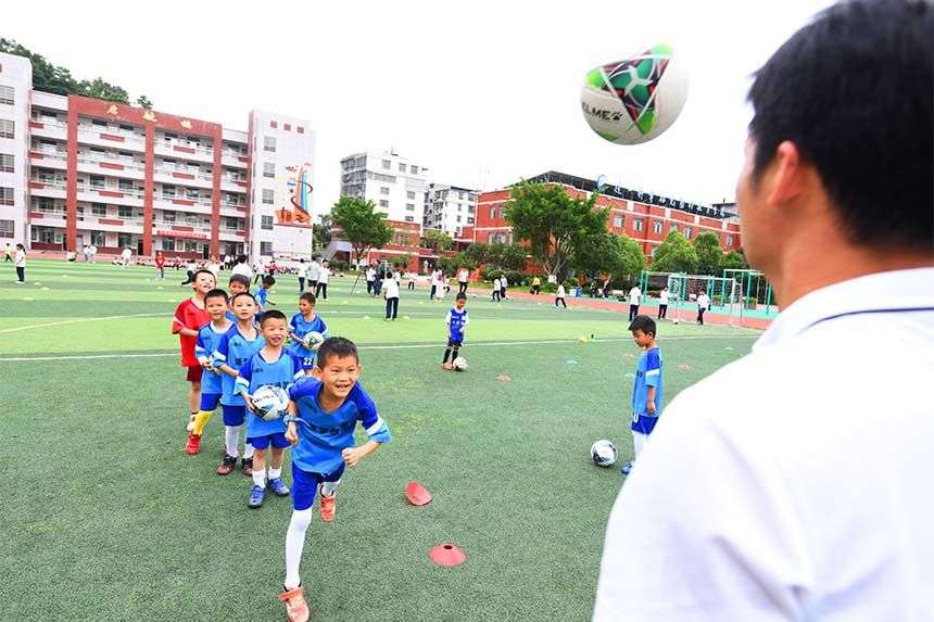 足球健身：16种团队动态热身练习法